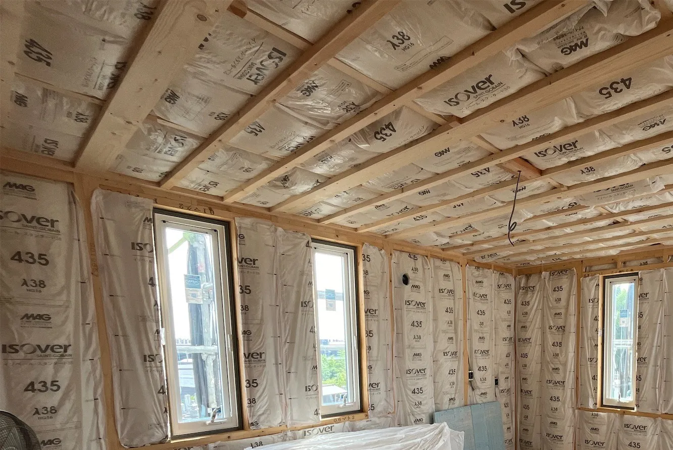 国産木材を切り出す職人